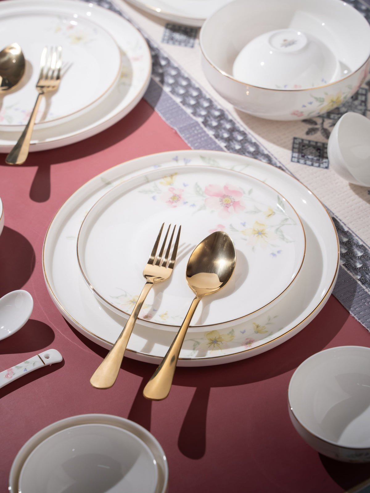 TAKISSO Porcelain Dinner Set of 49