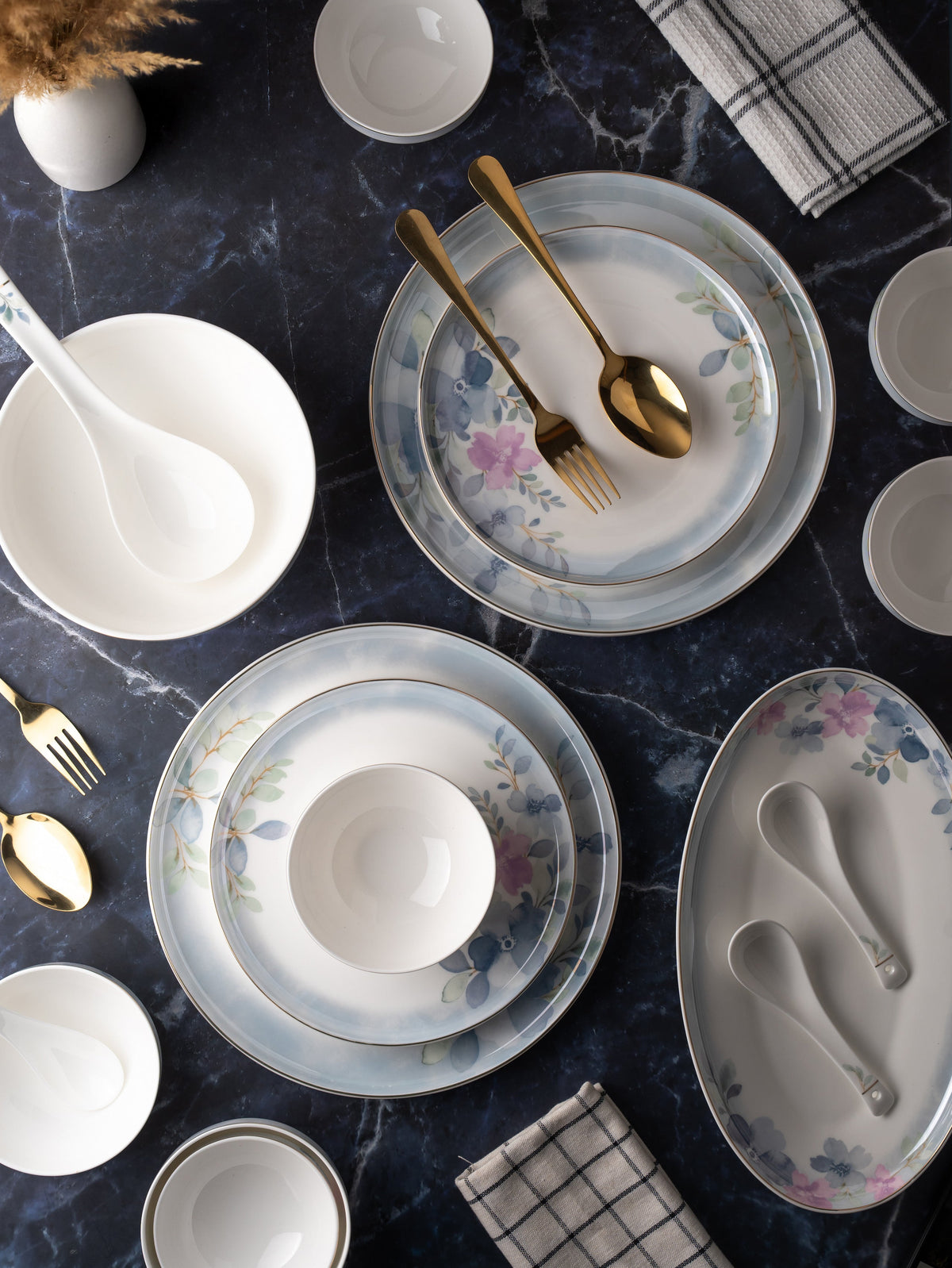 TAKISSO Porcelain Dinner Set of 49