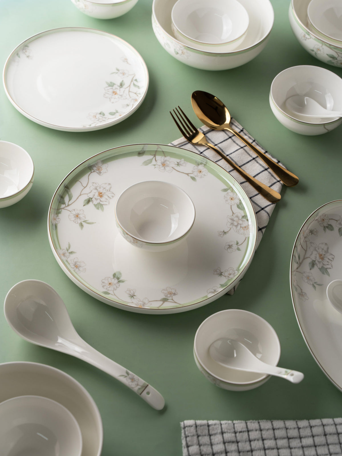 TAKISSO Porcelain Dinner Set of 49