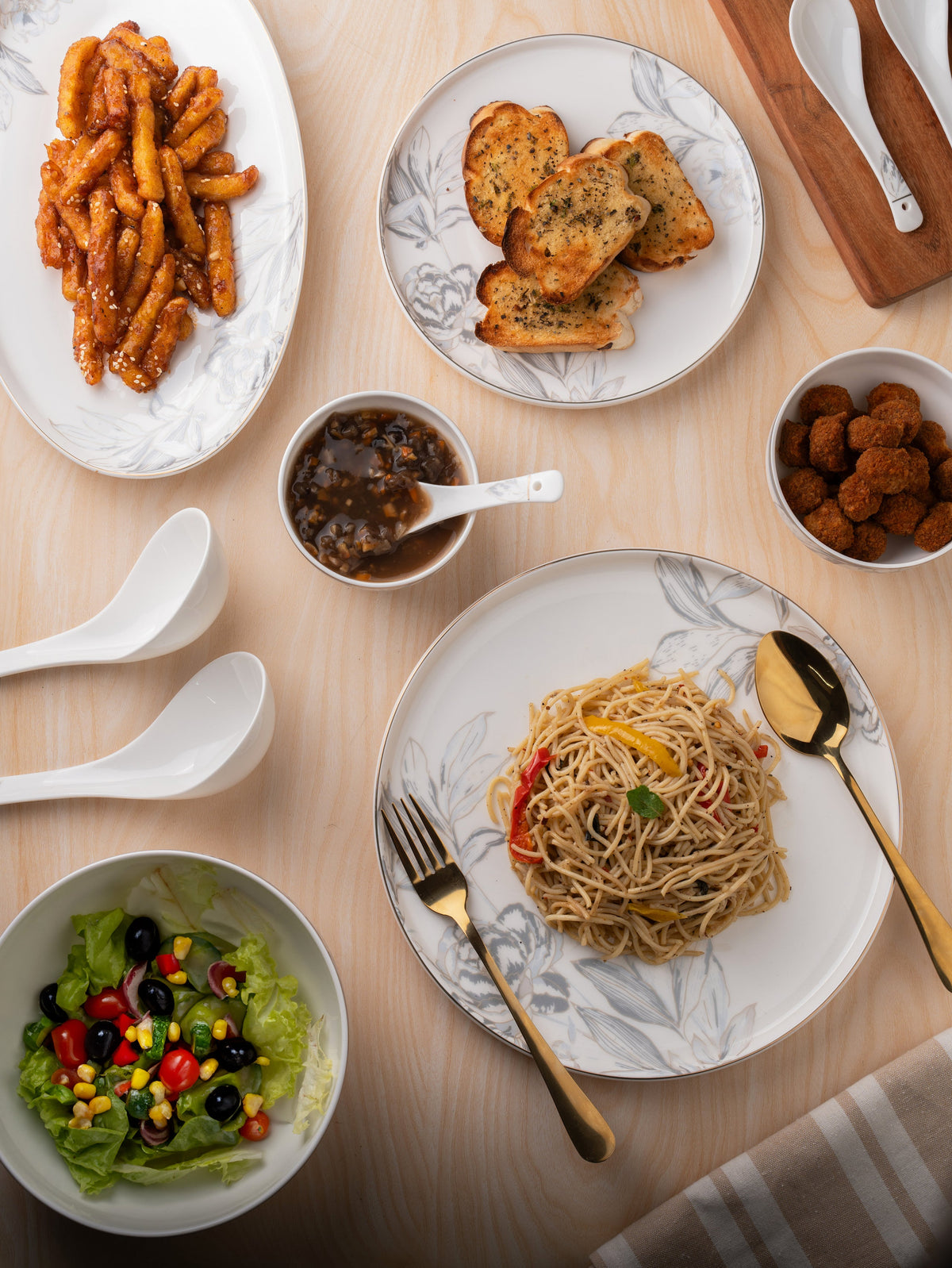 TAKISSO Porcelain Dinner Set of 49