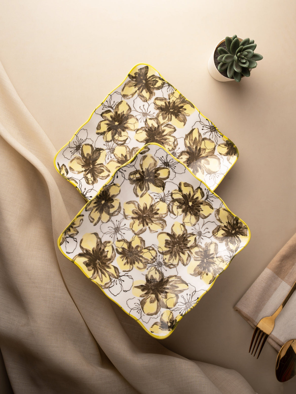 TAKISSO Porcelain Plate Set of 2